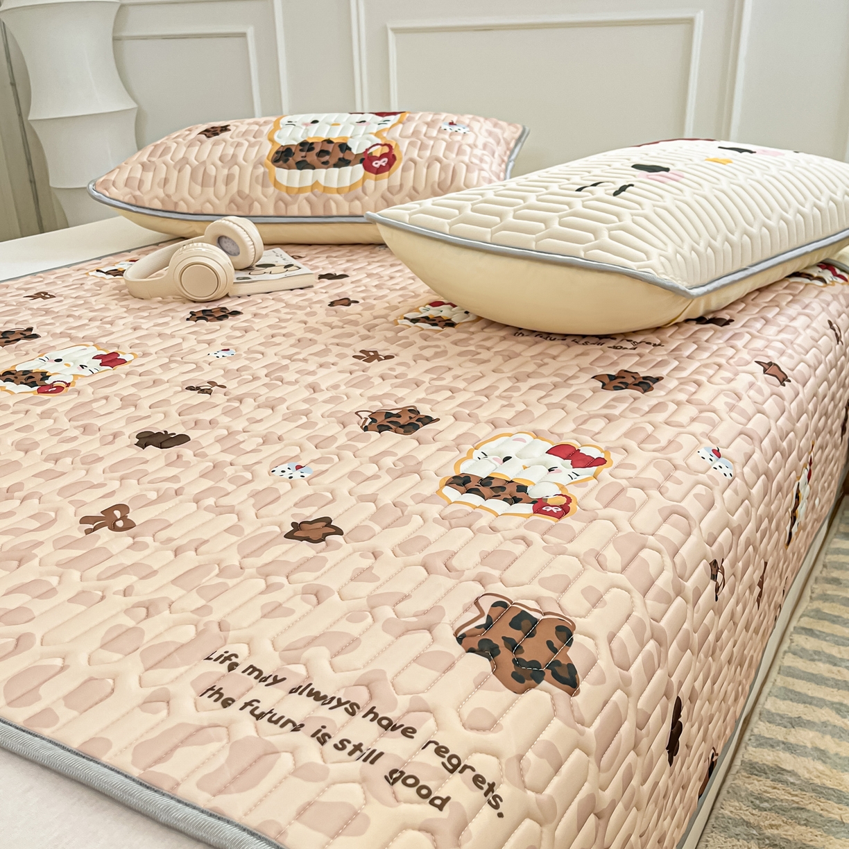 91家纺网 家纺一手货源 找家纺 摩妮卡 2026新款数码大版小清新乳胶凉席床席款三件套-场景一 趣巧小猫咪-咖