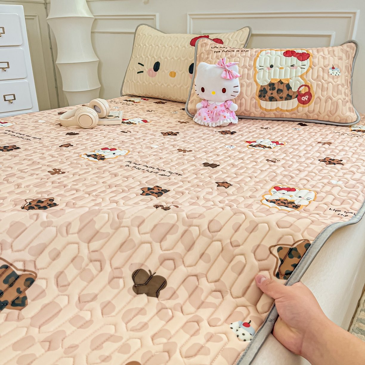 91家纺网 家纺一手货源 找家纺 摩妮卡 2026新款数码大版小清新乳胶凉席床席款三件套-场景一 趣巧小猫咪-咖