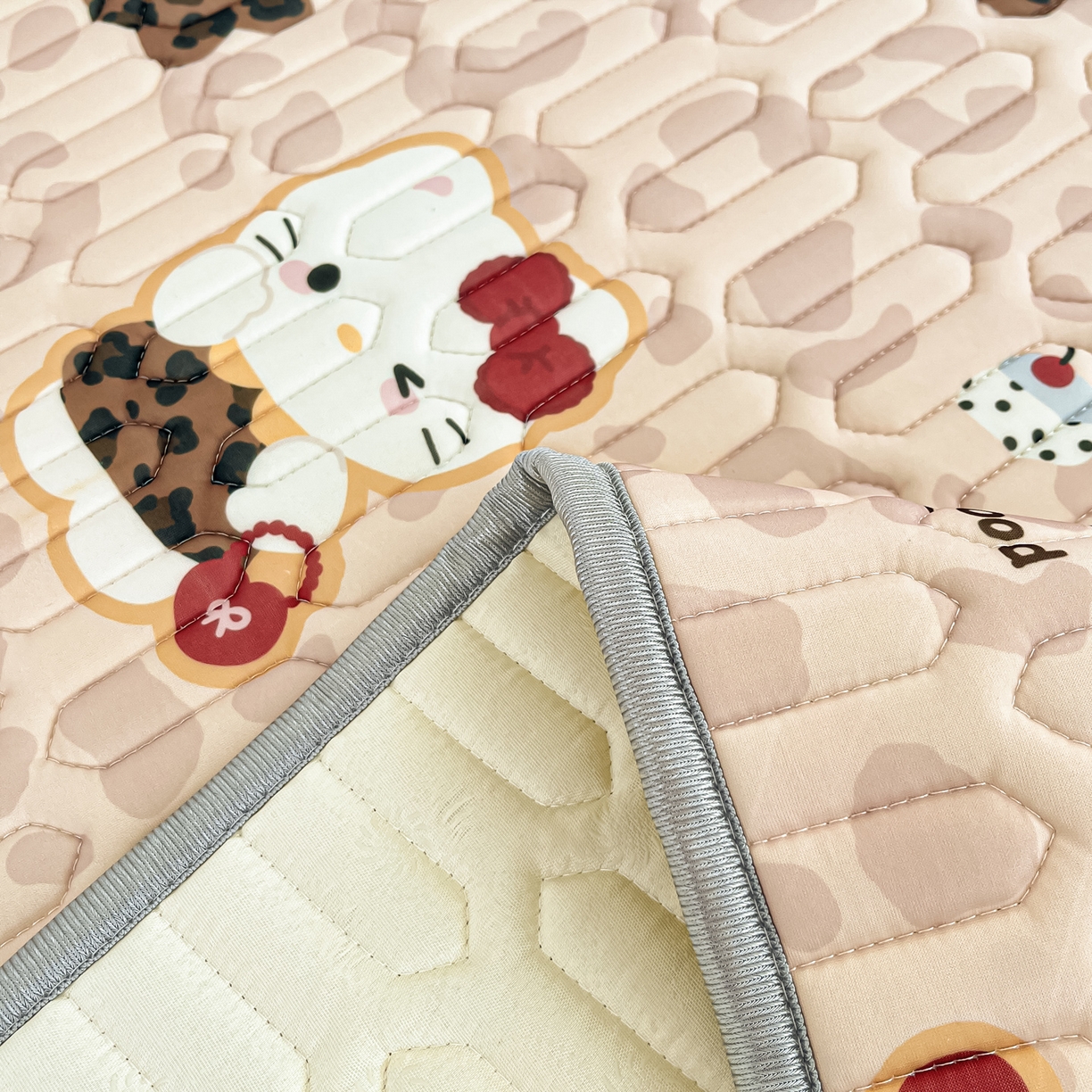 91家纺网 家纺一手货源 找家纺 摩妮卡 2026新款数码大版小清新乳胶凉席床席款三件套-场景一 趣巧小猫咪-咖