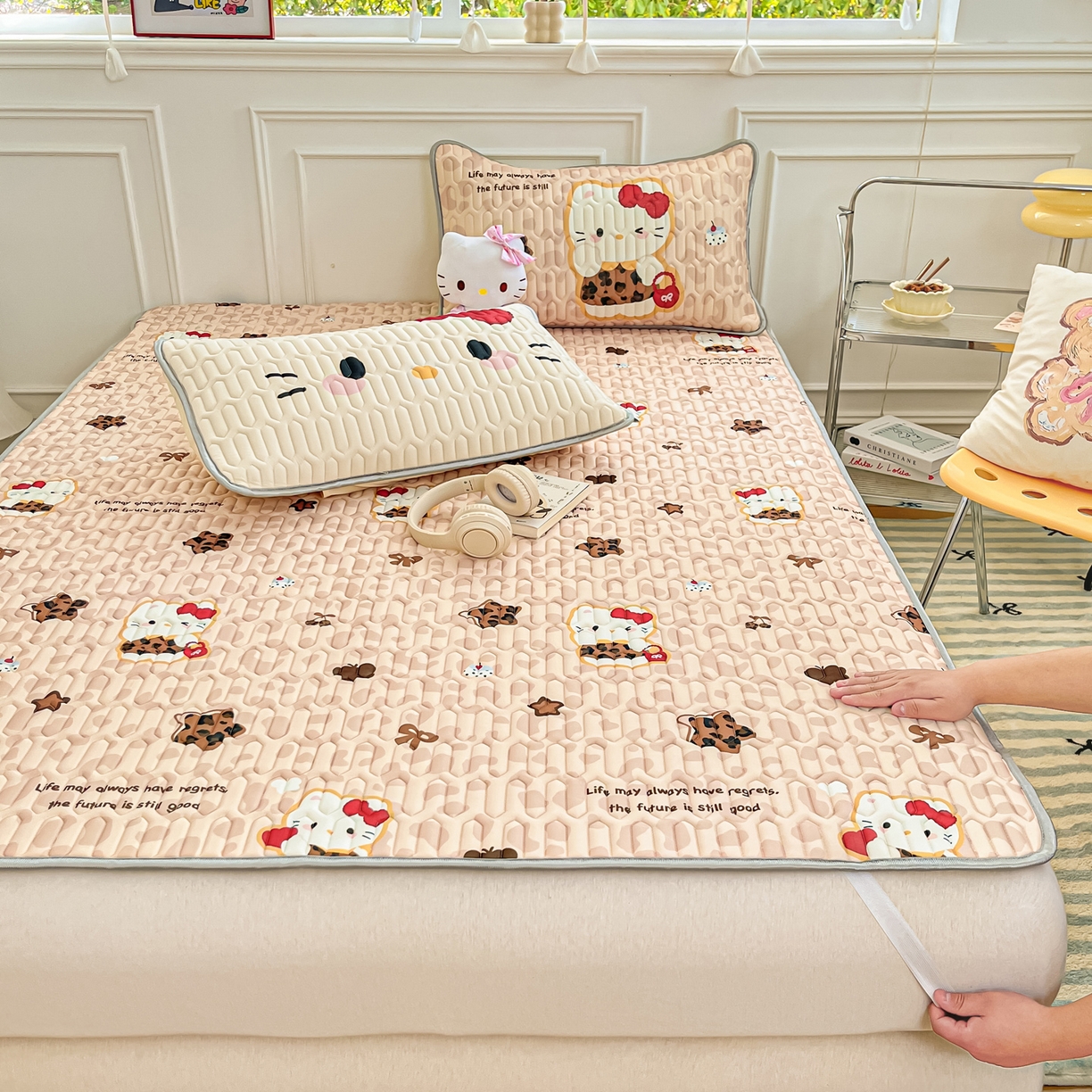 91家纺网 家纺一手货源 找家纺 摩妮卡 2026新款数码大版小清新乳胶凉席床席款三件套-场景一 趣巧小猫咪-咖