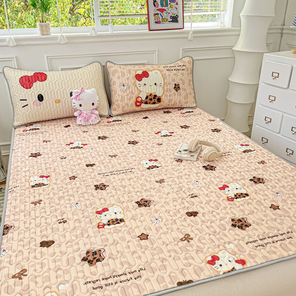 91家纺网 家纺一手货源 找家纺 摩妮卡 2026新款数码大版小清新乳胶凉席床席款三件套-场景一 趣巧小猫咪-咖