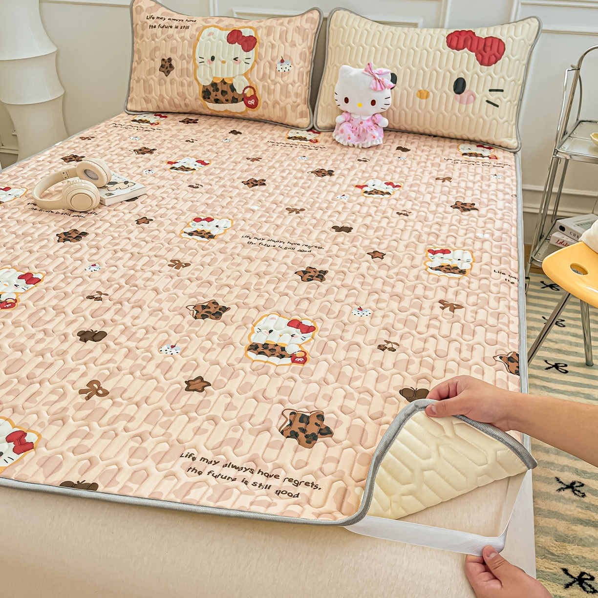 91家纺网 家纺一手货源 找家纺 摩妮卡 2026新款数码大版小清新乳胶凉席床席款三件套-场景一 趣巧小猫咪-咖