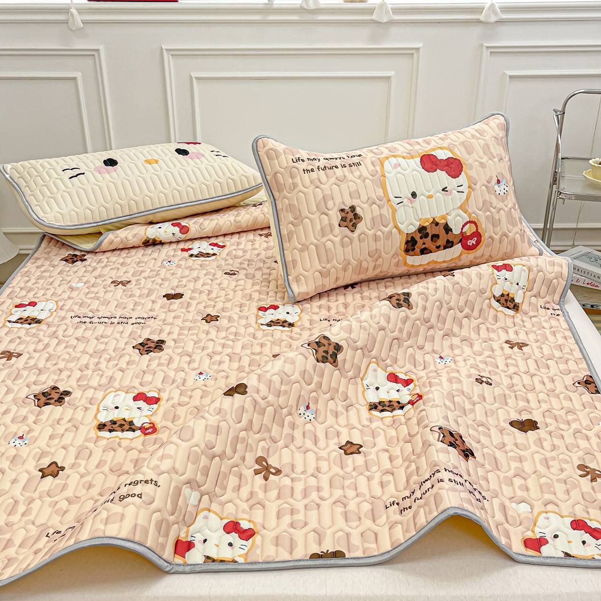 91家纺网 家纺一手货源 找家纺 摩妮卡 2026新款数码大版小清新乳胶凉席床席款三件套-场景一 趣巧小猫咪-咖