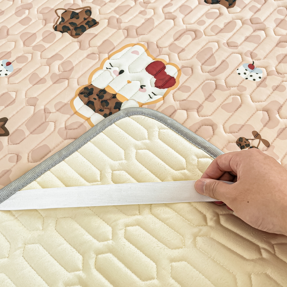 91家纺网 家纺一手货源 找家纺 摩妮卡 2026新款数码大版小清新乳胶凉席床席款三件套-场景一 趣巧小猫咪-咖