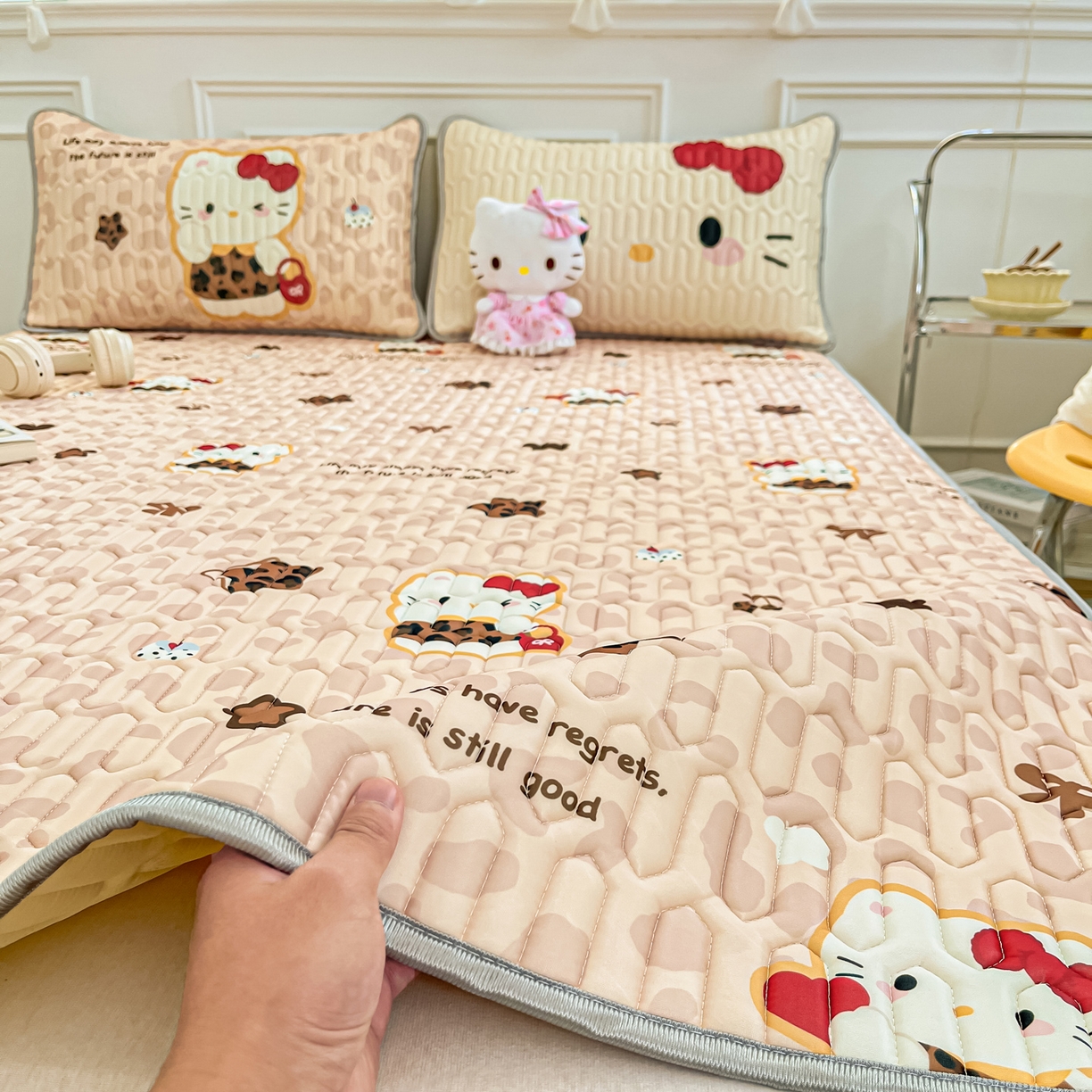 91家纺网 家纺一手货源 找家纺 摩妮卡 2026新款数码大版小清新乳胶凉席床席款三件套-场景一 趣巧小猫咪-咖