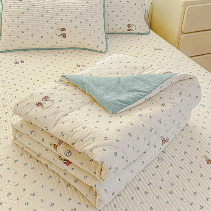 91家纺网 家纺一手货源 找家纺 贝扬思家纺 2026新款云感双层纱7A抗菌夏被四件套系列-栀夏系列 栀夏-浪漫兔兔