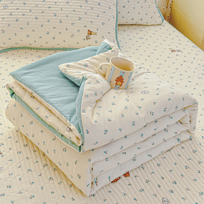 91家纺网 家纺一手货源 找家纺 贝扬思家纺 2026新款云感双层纱7A抗菌夏被四件套系列-栀夏系列 栀夏-浪漫兔兔