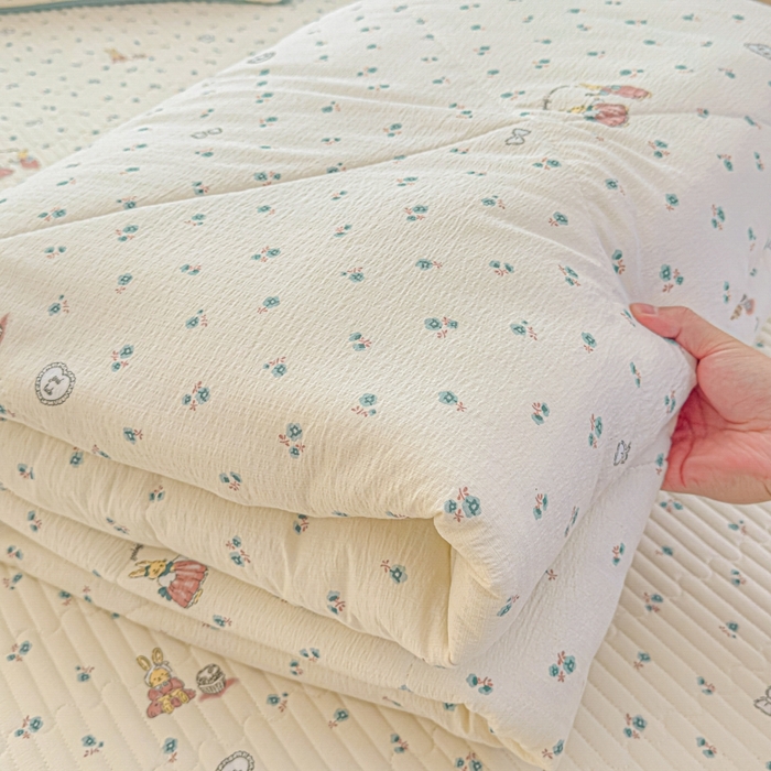 91家纺网 家纺一手货源 找家纺 贝扬思家纺 2026新款云感双层纱7A抗菌夏被四件套系列-栀夏系列 栀夏-浪漫兔兔