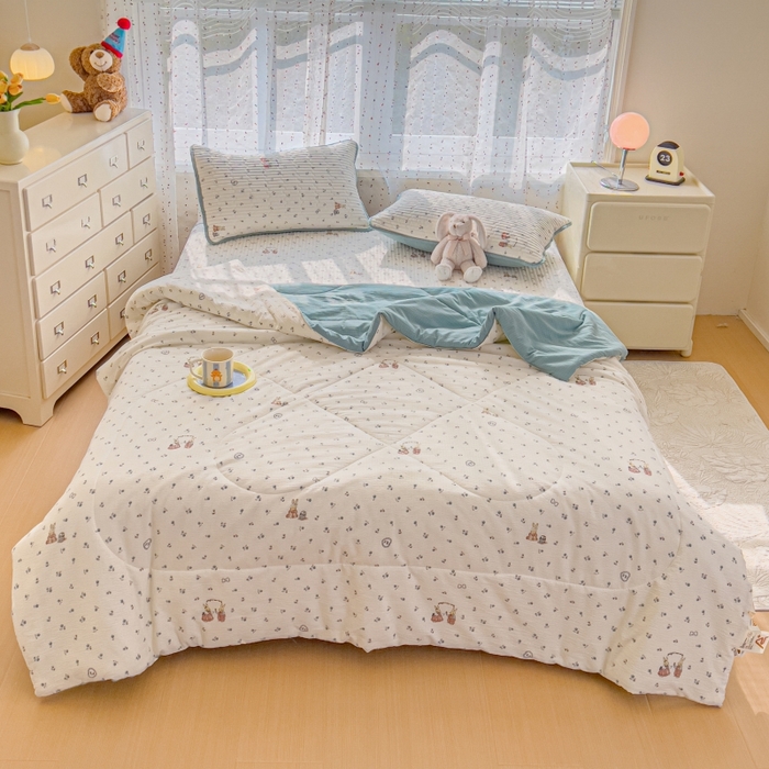 91家纺网 家纺一手货源 找家纺 贝扬思家纺 2026新款云感双层纱7A抗菌夏被四件套系列-栀夏系列 栀夏-浪漫兔兔