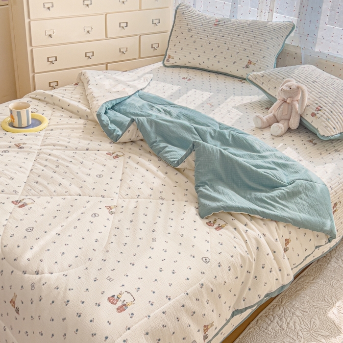 91家纺网 家纺一手货源 找家纺 贝扬思家纺 2026新款云感双层纱7A抗菌夏被四件套系列-栀夏系列 栀夏-浪漫兔兔