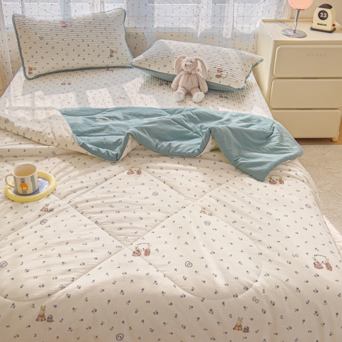 91家纺网 家纺一手货源 找家纺 贝扬思家纺 2026新款云感双层纱7A抗菌夏被四件套系列-栀夏系列 栀夏-浪漫兔兔