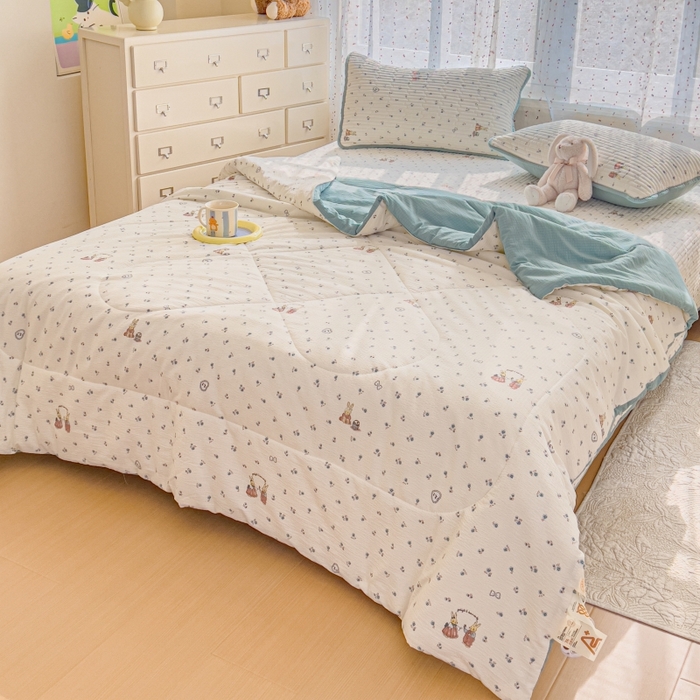 91家纺网 家纺一手货源 找家纺 贝扬思家纺 2026新款云感双层纱7A抗菌夏被四件套系列-栀夏系列 栀夏-浪漫兔兔