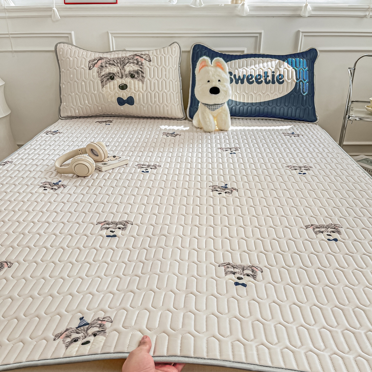 91家纺网 家纺一手货源 找家纺 摩妮卡 2026新款数码大版小清新乳胶凉席床席款三件套-场景一 热情大狗狗