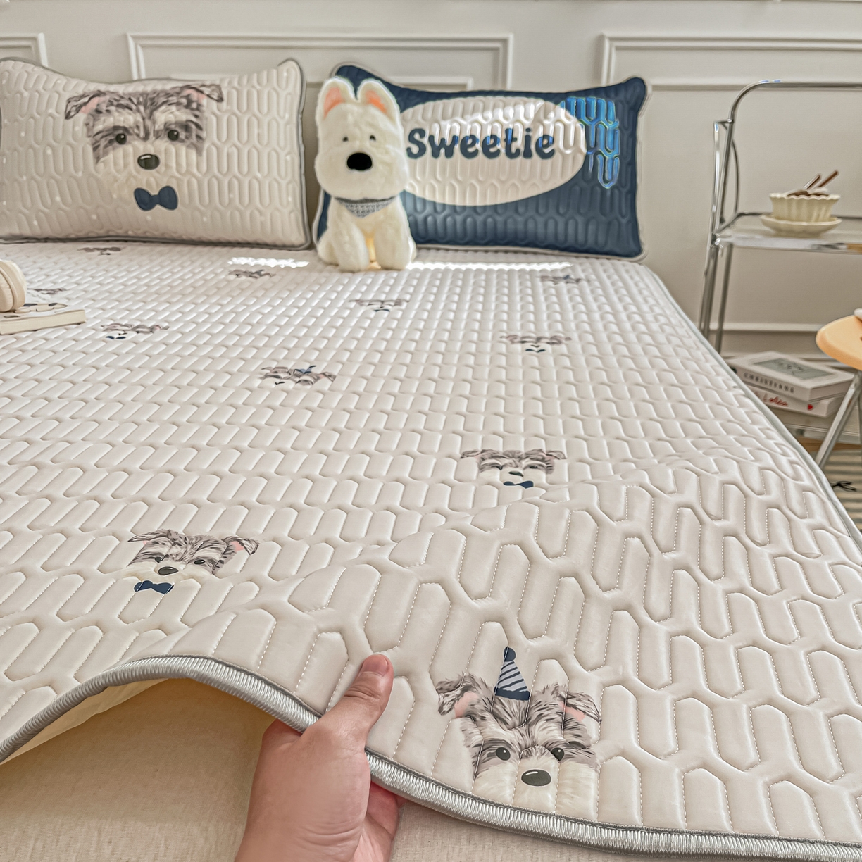 91家纺网 家纺一手货源 找家纺 摩妮卡 2026新款数码大版小清新乳胶凉席床席款三件套-场景一 热情大狗狗