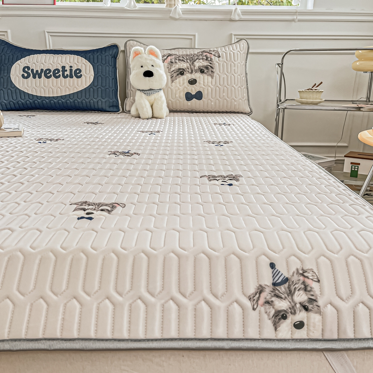 91家纺网 家纺一手货源 找家纺 摩妮卡 2026新款数码大版小清新乳胶凉席床席款三件套-场景一 热情大狗狗