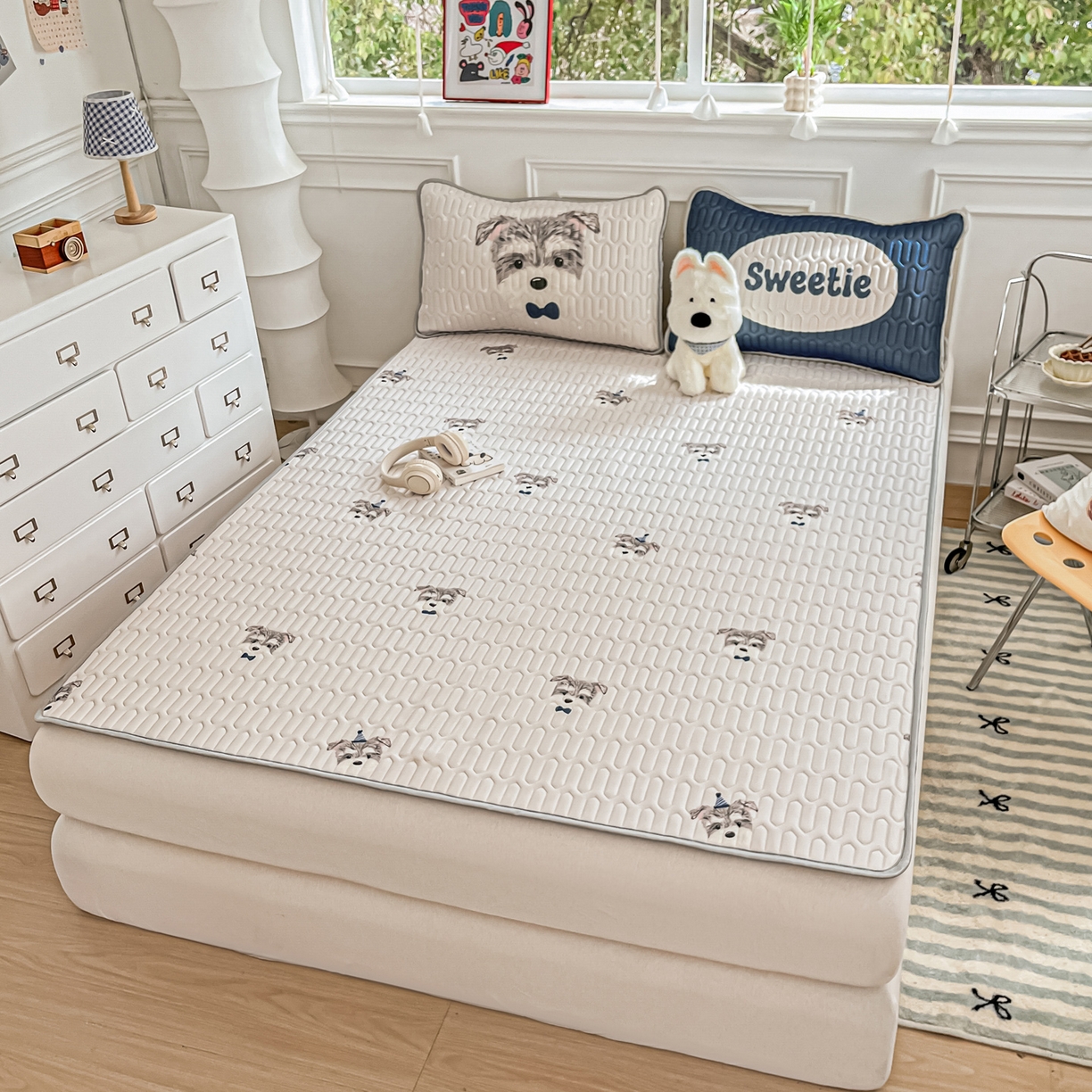 91家纺网 家纺一手货源 找家纺 摩妮卡 2026新款数码大版小清新乳胶凉席床席款三件套-场景一 热情大狗狗