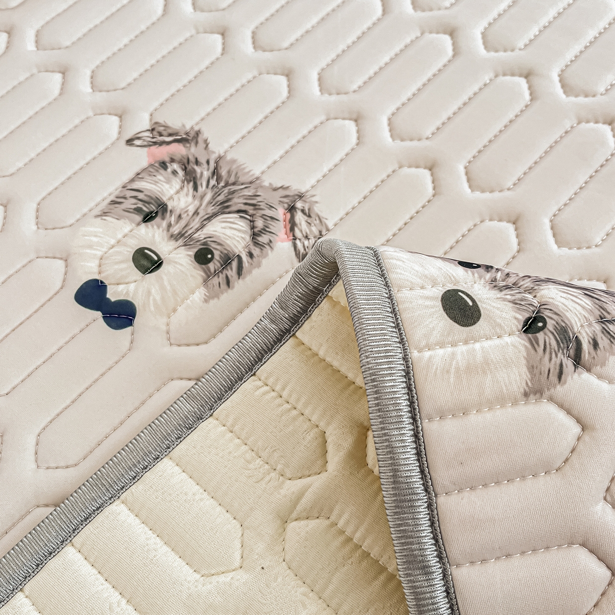 91家纺网 家纺一手货源 找家纺 摩妮卡 2026新款数码大版小清新乳胶凉席床席款三件套-场景一 热情大狗狗