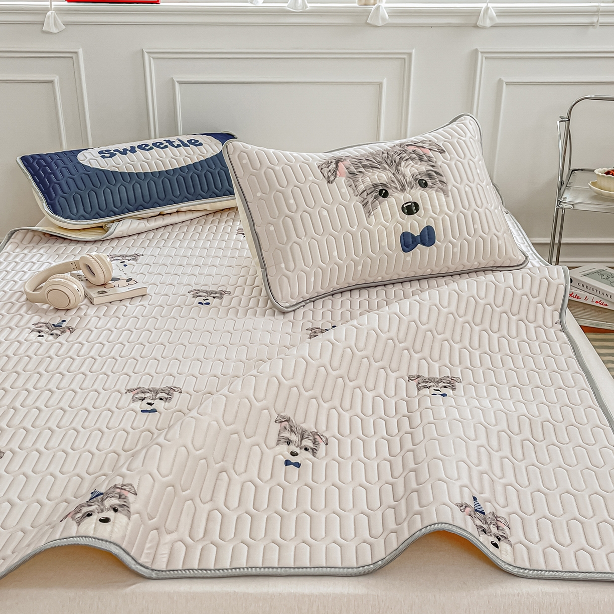 91家纺网 家纺一手货源 找家纺 摩妮卡 2026新款数码大版小清新乳胶凉席床席款三件套-场景一 热情大狗狗