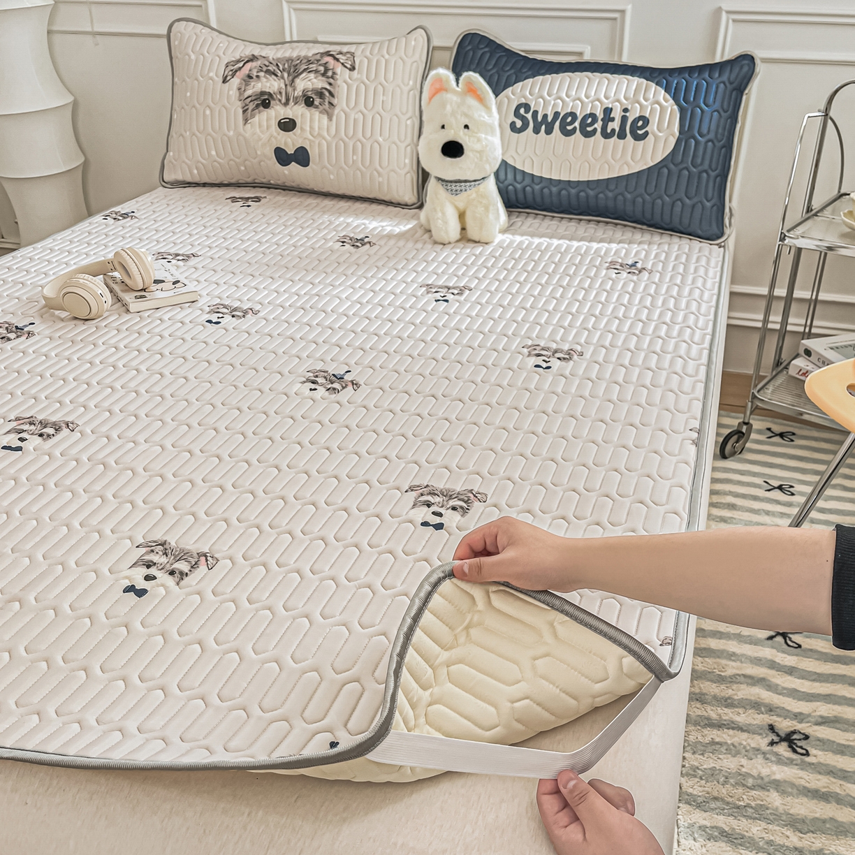 91家纺网 家纺一手货源 找家纺 摩妮卡 2026新款数码大版小清新乳胶凉席床席款三件套-场景一 热情大狗狗