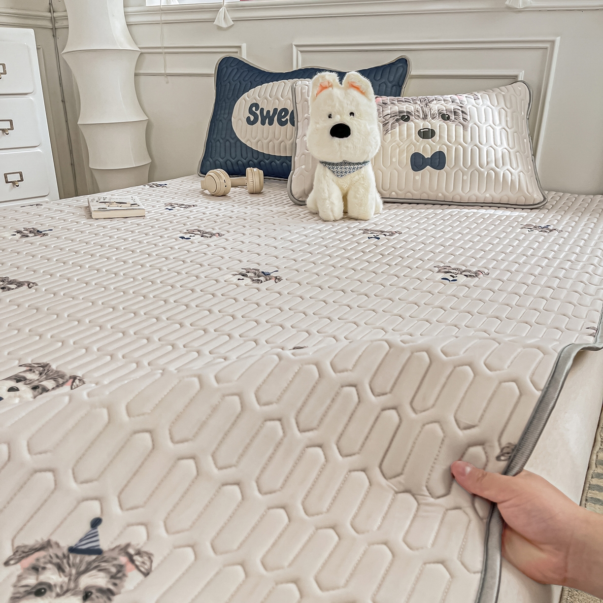 91家纺网 家纺一手货源 找家纺 摩妮卡 2026新款数码大版小清新乳胶凉席床席款三件套-场景一 热情大狗狗