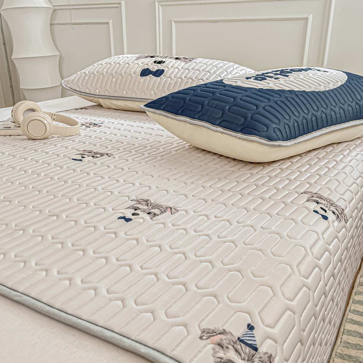 91家纺网 家纺一手货源 找家纺 摩妮卡 2026新款数码大版小清新乳胶凉席床席款三件套-场景一 热情大狗狗