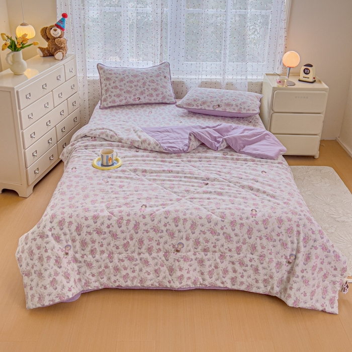 91家纺网 家纺一手货源 找家纺 贝扬思家纺 2026新款云感双层纱7A抗菌夏被四件套系列-栀夏系列 栀夏-梦境之间