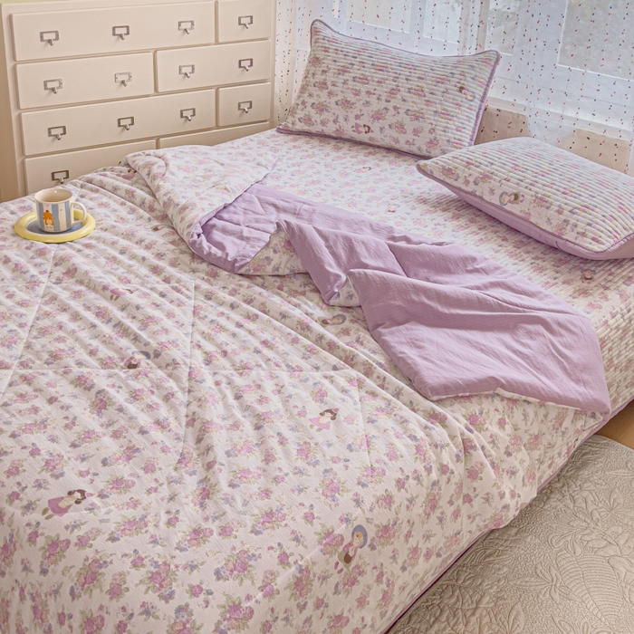 91家纺网 家纺一手货源 找家纺 贝扬思家纺 2026新款云感双层纱7A抗菌夏被四件套系列-栀夏系列 栀夏-梦境之间