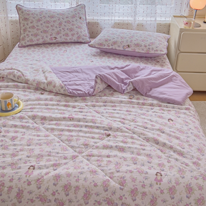 91家纺网 家纺一手货源 找家纺 贝扬思家纺 2026新款云感双层纱7A抗菌夏被四件套系列-栀夏系列 栀夏-梦境之间