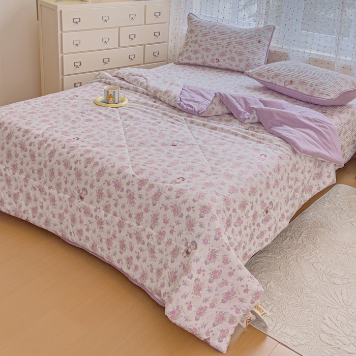 91家纺网 家纺一手货源 找家纺 贝扬思家纺 2026新款云感双层纱7A抗菌夏被四件套系列-栀夏系列 栀夏-梦境之间