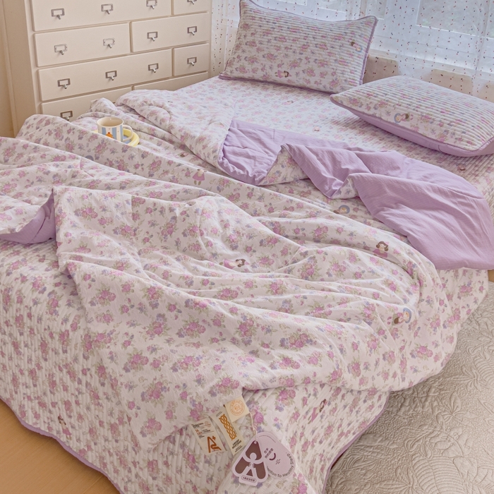 91家纺网 家纺一手货源 找家纺 贝扬思家纺 2026新款云感双层纱7A抗菌夏被四件套系列-栀夏系列 栀夏-梦境之间