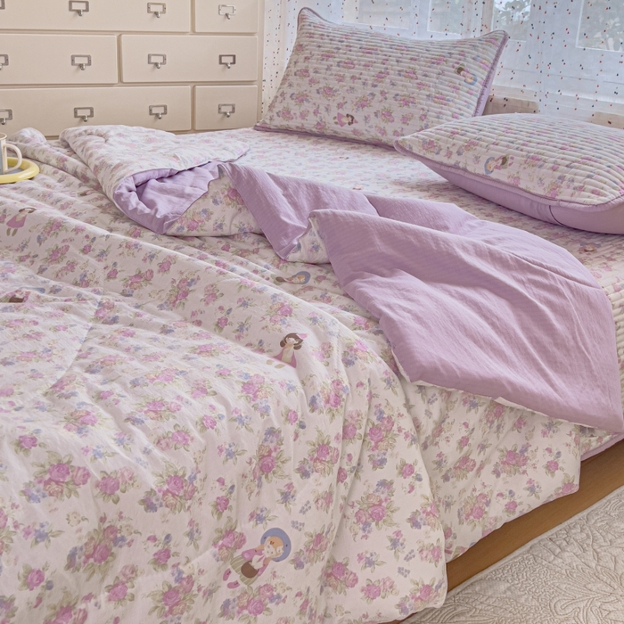 91家纺网 家纺一手货源 找家纺 贝扬思家纺 2026新款云感双层纱7A抗菌夏被四件套系列-栀夏系列 栀夏-梦境之间