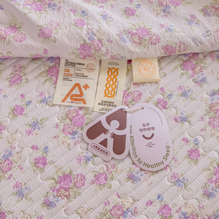 91家纺网 家纺一手货源 找家纺 贝扬思家纺 2026新款云感双层纱7A抗菌夏被四件套系列-栀夏系列 栀夏-梦境之间
