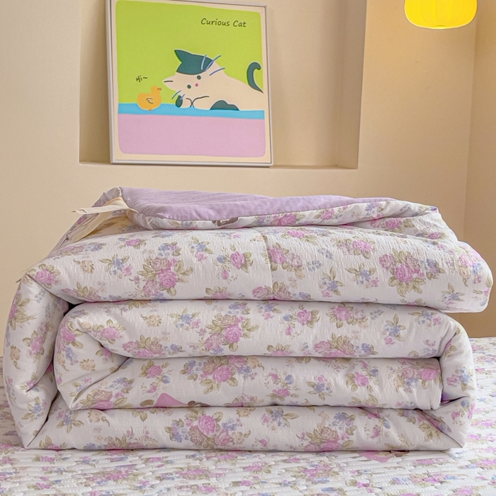 91家纺网 家纺一手货源 找家纺 贝扬思家纺 2026新款云感双层纱7A抗菌夏被四件套系列-栀夏系列 栀夏-梦境之间