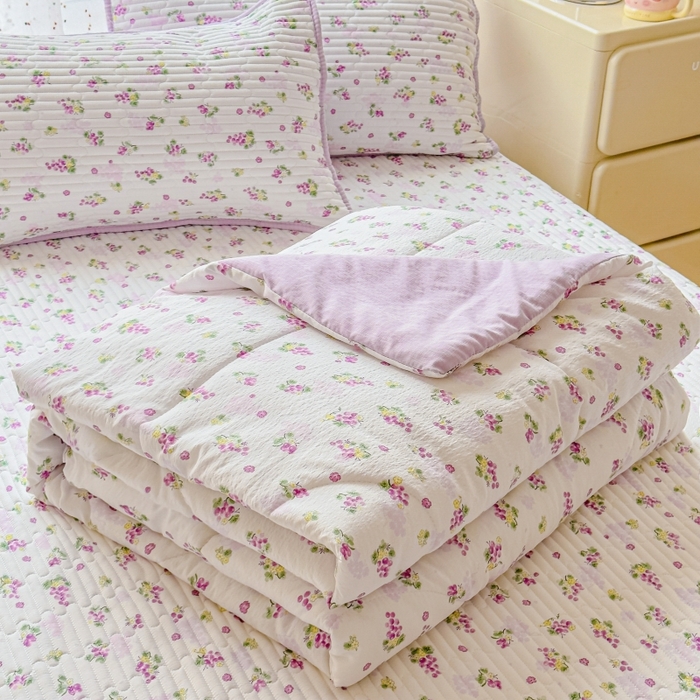 91家纺网 家纺一手货源 找家纺 贝扬思家纺 2026新款云感双层纱7A抗菌夏被四件套系列-栀夏系列 栀夏-葡萄多多