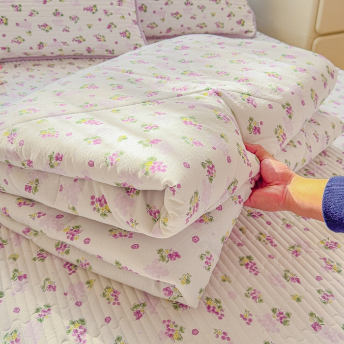 91家纺网 家纺一手货源 找家纺 贝扬思家纺 2026新款云感双层纱7A抗菌夏被四件套系列-栀夏系列 栀夏-葡萄多多