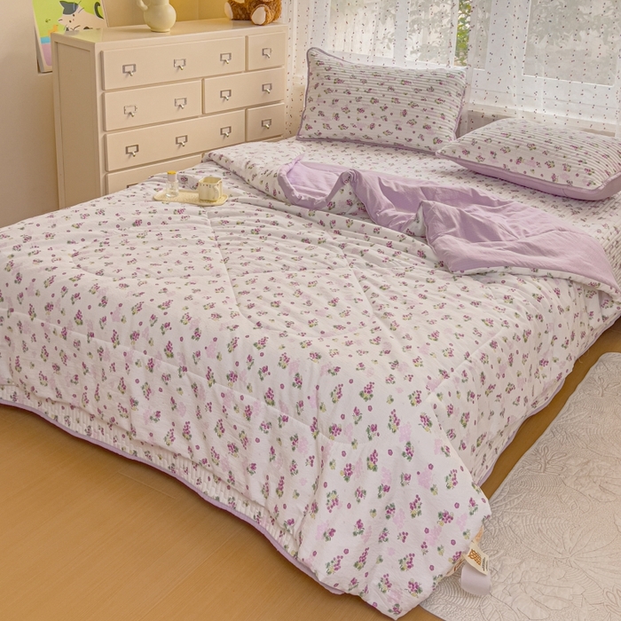 91家纺网 家纺一手货源 找家纺 贝扬思家纺 2026新款云感双层纱7A抗菌夏被四件套系列-栀夏系列 栀夏-葡萄多多