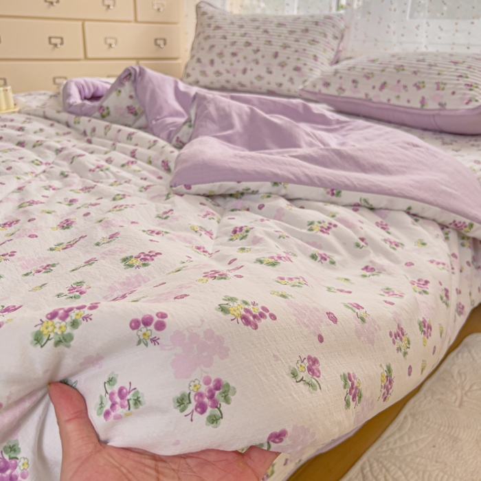 91家纺网 家纺一手货源 找家纺 贝扬思家纺 2026新款云感双层纱7A抗菌夏被四件套系列-栀夏系列 栀夏-葡萄多多