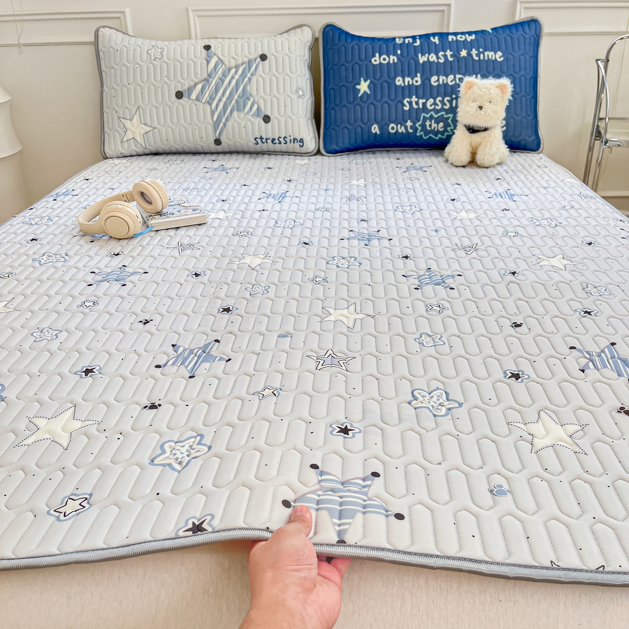 91家纺网 家纺一手货源 找家纺 摩妮卡 2026新款数码大版小清新乳胶凉席床席款三件套-场景一 睡眠时光