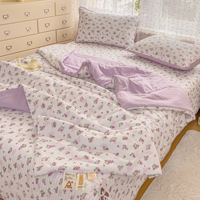 91家纺网 家纺一手货源 找家纺 贝扬思家纺 2026新款云感双层纱7A抗菌夏被四件套系列-栀夏系列 栀夏-葡萄多多