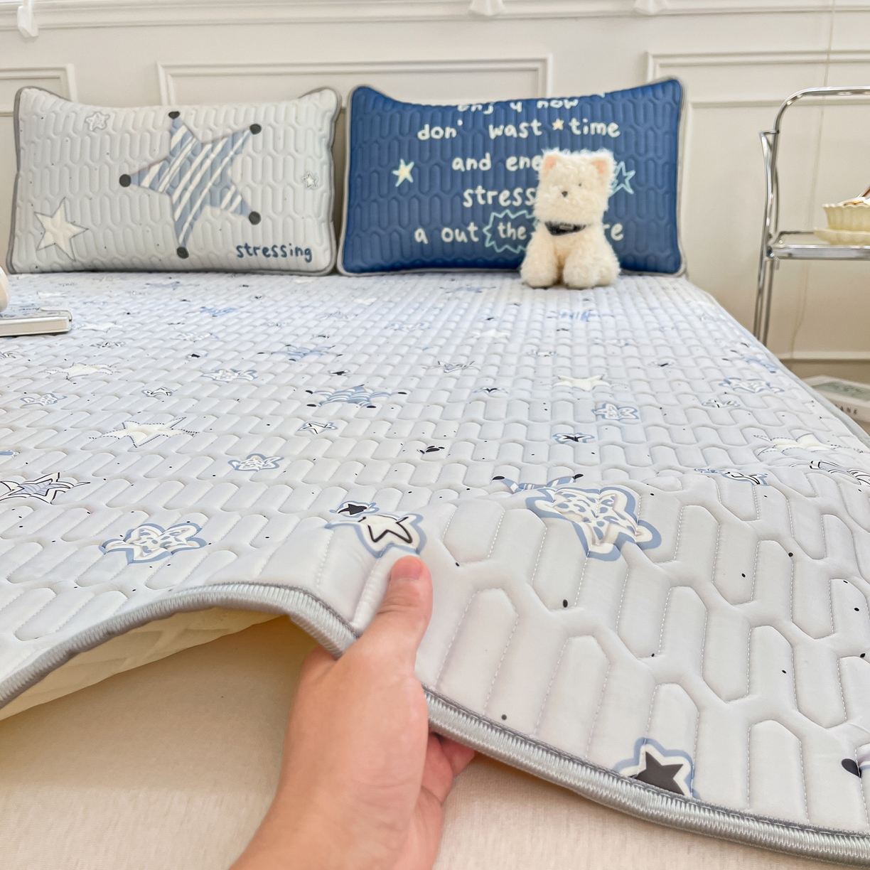 91家纺网 家纺一手货源 找家纺 摩妮卡 2026新款数码大版小清新乳胶凉席床席款三件套-场景一 睡眠时光