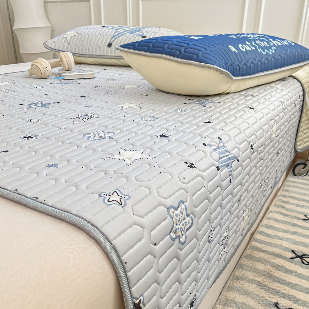 91家纺网 家纺一手货源 找家纺 摩妮卡 2026新款数码大版小清新乳胶凉席床席款三件套-场景一 睡眠时光