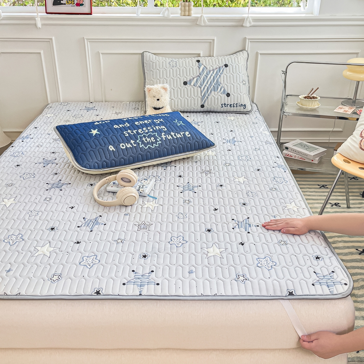 91家纺网 家纺一手货源 找家纺 摩妮卡 2026新款数码大版小清新乳胶凉席床席款三件套-场景一 睡眠时光