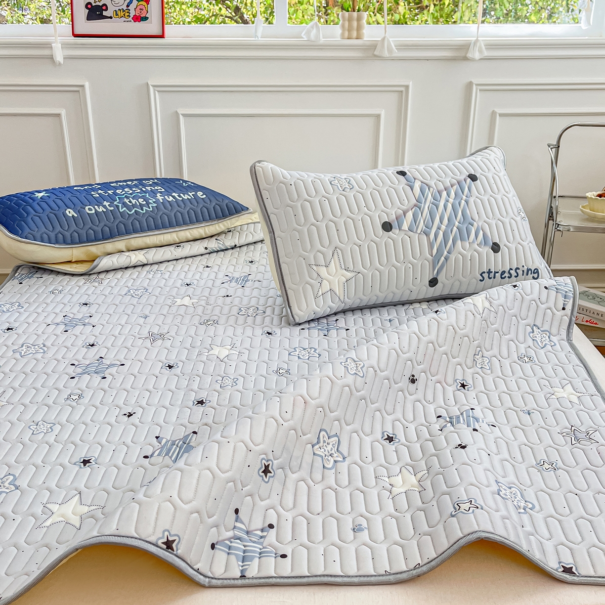 91家纺网 家纺一手货源 找家纺 摩妮卡 2026新款数码大版小清新乳胶凉席床席款三件套-场景一 睡眠时光