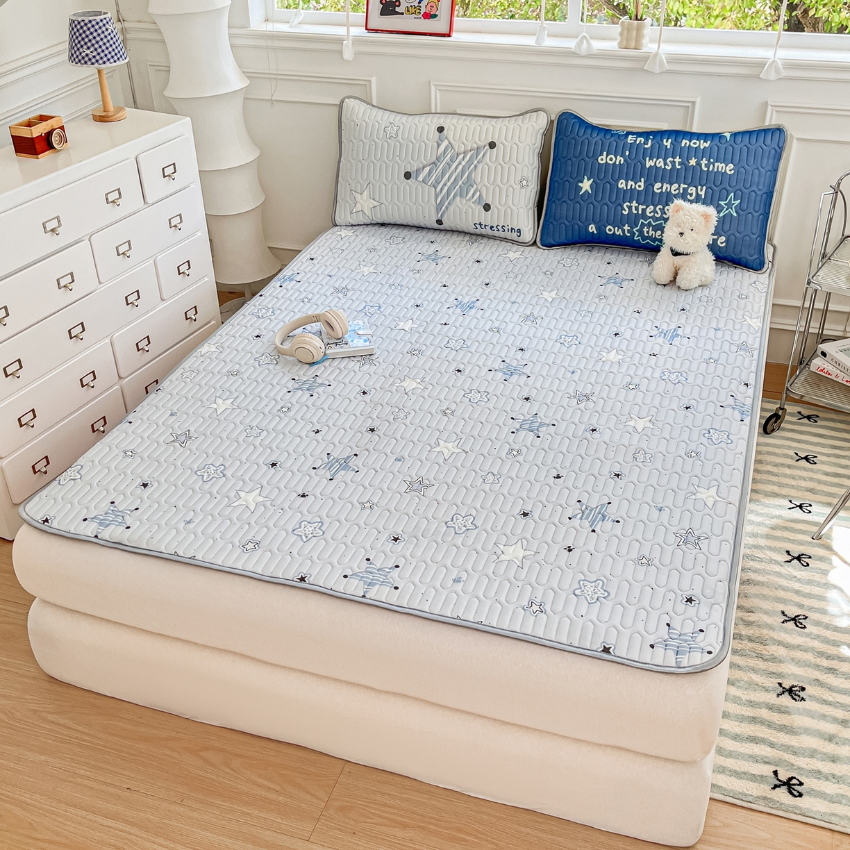 91家纺网 家纺一手货源 找家纺 摩妮卡 2026新款数码大版小清新乳胶凉席床席款三件套-场景一 睡眠时光