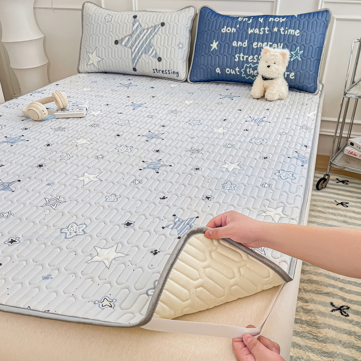 91家纺网 家纺一手货源 找家纺 摩妮卡 2026新款数码大版小清新乳胶凉席床席款三件套-场景一 睡眠时光