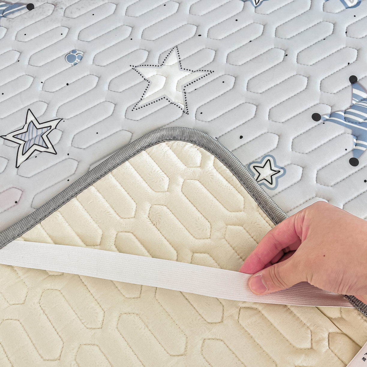 91家纺网 家纺一手货源 找家纺 摩妮卡 2026新款数码大版小清新乳胶凉席床席款三件套-场景一 睡眠时光