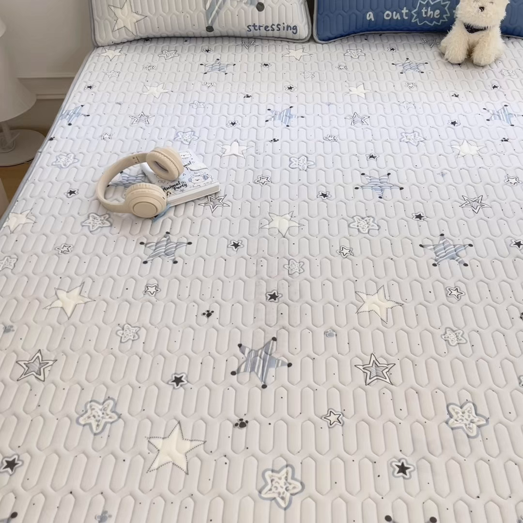 91家纺网 家纺一手货源 找家纺 摩妮卡 2026新款数码大版小清新乳胶凉席床席款三件套-场景一 睡眠时光