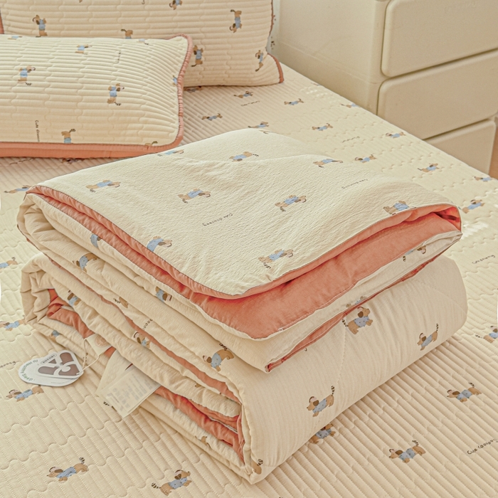 91家纺网 家纺一手货源 找家纺 贝扬思家纺 2026新款云感双层纱7A抗菌夏被四件套系列-栀夏系列 栀夏-俏皮狗