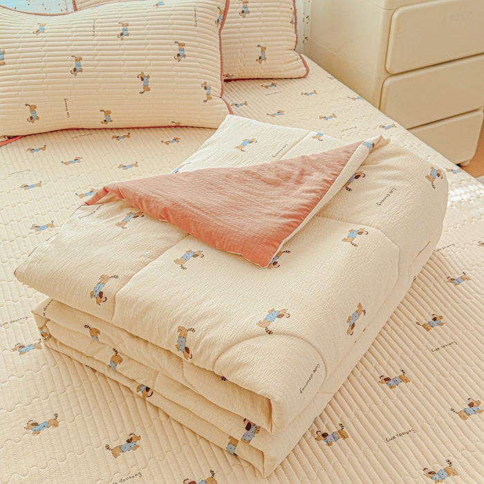 91家纺网 家纺一手货源 找家纺 贝扬思家纺 2026新款云感双层纱7A抗菌夏被四件套系列-栀夏系列 栀夏-俏皮狗