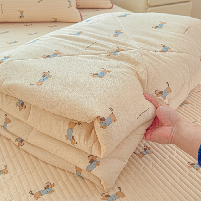 91家纺网 家纺一手货源 找家纺 贝扬思家纺 2026新款云感双层纱7A抗菌夏被四件套系列-栀夏系列 栀夏-俏皮狗